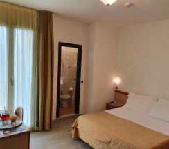 Двухместный номер Standard с частичным видом на море двуспальная кровать в Hotel Tilmar
