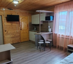 "СТУДИО на втором этаже" благоустроенный номер с двуспальной кроватью раскладным диваном и полноценной кухней. в Семейный