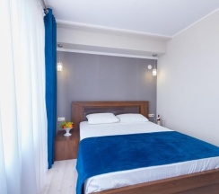 Двухместный полулюкс (Главный корпус) с 2 комнатами с балконом двуспальная кровать в Литфонд