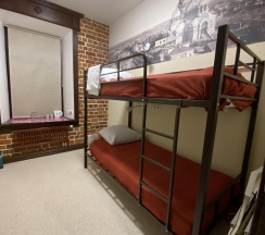 Кровать в 2-местном общем номере №2 в Стрежень