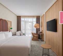 Делюкс с видом на бассейн с двуспальной кроватью (номер для гостей с ограниченными возможностями) в Funf Luxury Resort&SPA Anapa Miracleon