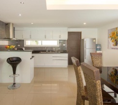 Вилла с 4 комнатами с балконом в Tropicana Pool Villa