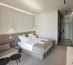 Трёхместный номер Standard с балконом и с красивым видом из окна в 4 Rooms