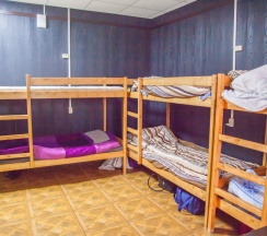 Кровать в общем номере с красивым видом из окна в Хостел 44