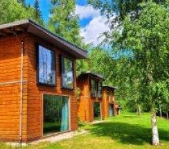 Коттедж с видом на озеро в Brusnika Village