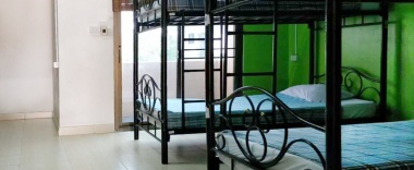 Кровать в общем номере в OYO 985 The Twins Hostel