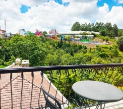 Номер Deluxe в Amia Hotel