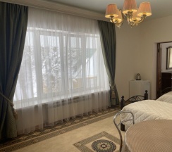 Четырёхместный номер Superior с балконом и с красивым видом из окна в Белалакая