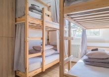 Кровать в 4-местном женском номере (общие удобства) в Hot Place Guest House