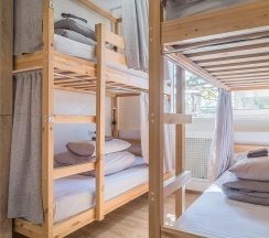 Кровать в 4-местном женском номере (общие удобства) в Hot Place Guest House