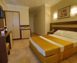 Трёхместный номер Standard c 1 комнатой с балконом в Enki Hotel