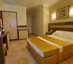Трёхместный номер Standard c 1 комнатой с балконом в Enki Hotel