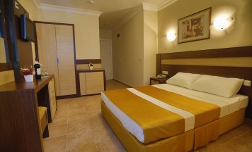 Двухместный номер Standard c 1 комнатой с балконом двуспальная кровать в Enki Hotel