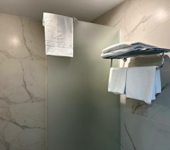 Новый Стандарт с одной двуспальной кроватью (окно в коридор) в Пражский клуб