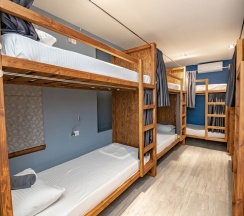 Кровать в общем номере (мужской номер) в Море