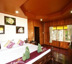 Двухместное бунгало Superior с видом на бассейн двуспальная кровать в Tharathip Resort