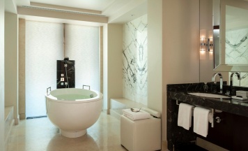 Номер делюкс с 1 двуспальной кроватью в Four Seasons Hotel Moscow