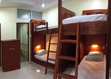 Кровать в общем номере с балконом в Phangan Barsay Hostel