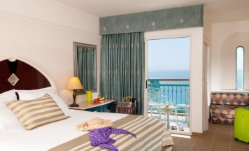 Двухместный номер Deluxe с балконом двуспальная кровать в Herods Palace Hotel