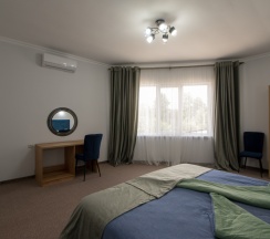 Шестиместный семейный люкс с балконом и с красивым видом из окна в Rodnik village&SPA