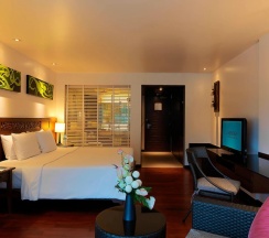 Двухместный номер с видом на бассейн двуспальная кровать в Le Meridien Phuket Beach Resort