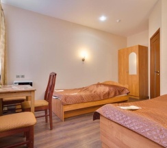 Трехместный номер с собственной ванной комнатой в Аллан