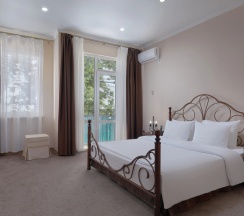 Двухместный люкс с 2 комнатами с балконом (двуспальная кровать) в Alean Family Riviera