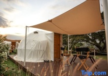 Тент с видом на сад в Oh la la Glamping