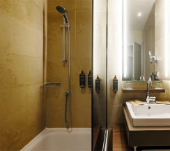 Номер Executive Suite c большой двуспальной кроватью в МЕРКЮР ТЮМЕНЬ ЦЕНТР