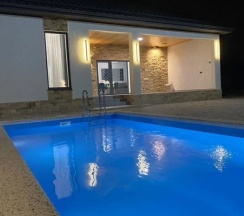 Коттедж с 3 комнатами с красивым видом из окна в Дом у реки