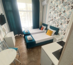 Двухместный номер с открытым балконом и боковым видом на море в Joy apartments