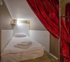 нижняя капсула в Nevsky Capsule Hotel