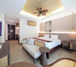 Двухместный номер Premier с балконом и с видом на бассейн двуспальная кровать в Howard Johnson by Wyndham Phuket Naiyang