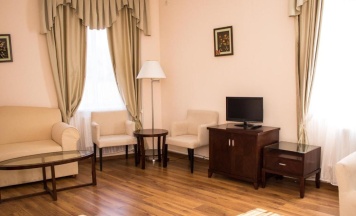 Комфорт 2х местный с двуспальной кроватью и диваном в Алия