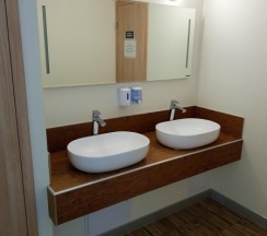 Кровать в женском  шестиместном смежном  номере в Танский