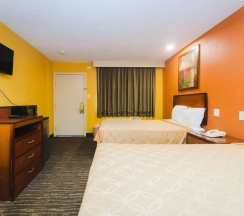 Четырёхместный номер Standard в Express Inn Gulf Bank