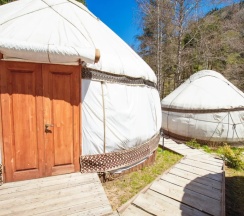 Двухместное Юрта в этно-отеле Орман Аулы двуспальная кровать в Aq-Qaiyn