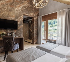 Делюкс с балконом и видом на горы в Stellar collection chalet, Krasnaya Polyana