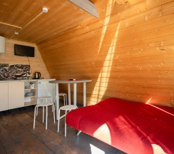 Коттедж c 1 комнатой с видом на реку в Солнечный берег