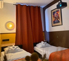 Улучшенный двухместный номер с проектором в Кино хостел на Пушкинской