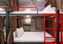 Кровать в общем номере с балконом и с красивым видом из окна в Sleeper Hostel