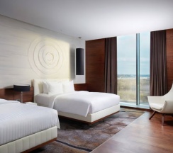 Люкс Presidential с балконом и с видом на реку в Minsk Marriott Hotel