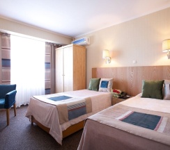 Двухместный номер Standard с балконом двуспальная кровать в Club Hotel  Dostuk