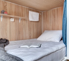 Кровать в 4-х местном общем номере в Roomy Hostel
