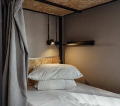 Место в девятиместном номере для женщин в Rock hostel
