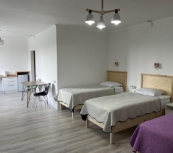 Номер стандарт семейный с 2 односпальными и 1 двуспальной кроватью в Домино