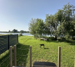 Двухместный Дом с террасой На берегу реки возле пирса с видом на реку двуспальная кровать в Semvoda