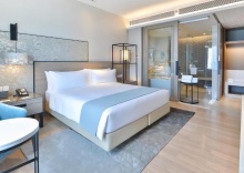 Двухместный люкс c 1 комнатой с видом на горы двуспальная кровать в Holiday Inn & Suites Rayong City Centre, an IHG Hotel