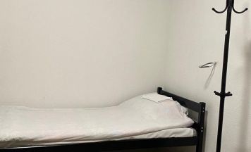 Кровать в общем мужском номере с 3 двухъярусными кроватями (общие удобства) в Уютный