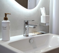 Top Studio room с одной большой кроватью и диваном (верхний этаж) в Leto